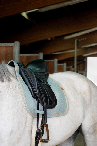 "Tapis de selle" díjlovas nyeregalátét pasztell színekben