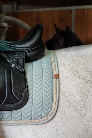 "Tapis de selle" díjlovas nyeregalátét pasztell színekben