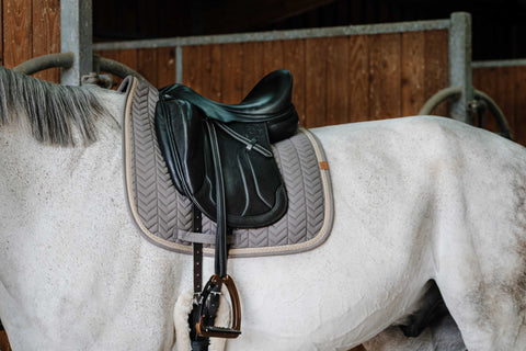 "Tapis de selle" díjlovas nyeregalátét pasztell színekben