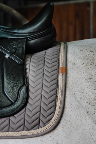 "Tapis de selle" díjlovas nyeregalátét pasztell színekben