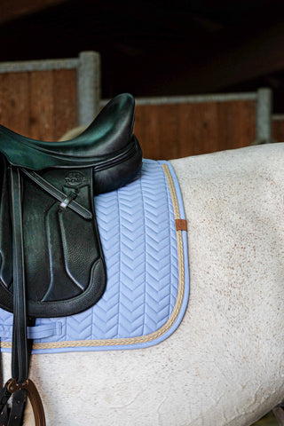 "Tapis de selle" díjlovas nyeregalátét pasztell színekben
