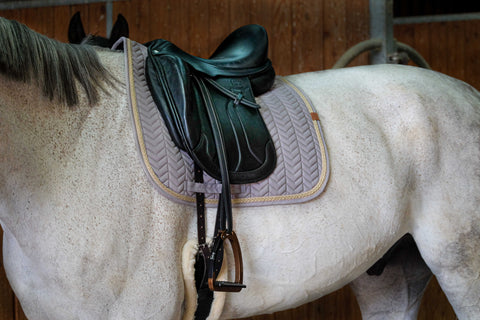 "Tapis de selle" díjlovas nyeregalátét pasztell színekben