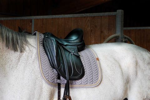 "Tapis de selle" díjlovas nyeregalátét pasztell színekben