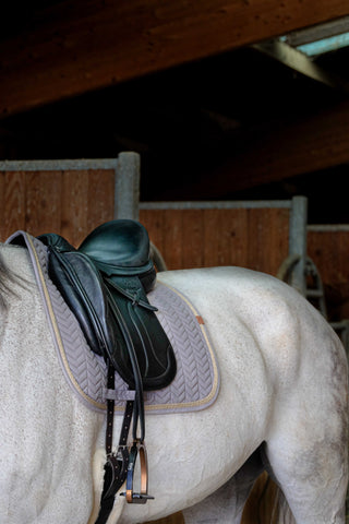 "Tapis de selle" díjlovas nyeregalátét pasztell színekben