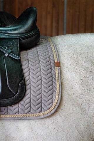 "Tapis de selle" díjlovas nyeregalátét pasztell színekben