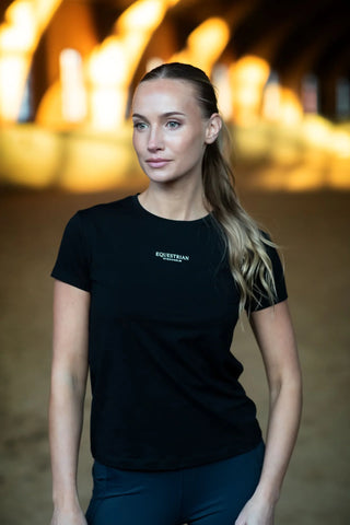 "Basic" póló Equestrian Stockholm felirattal