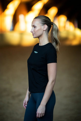 "Basic" póló Equestrian Stockholm felirattal