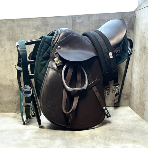 Rómeó bőrnyereg-szett kispóniknak, ajándék kötőfékkel